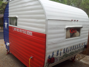 Tour Get'away Gals vintage RVs in Lampasas